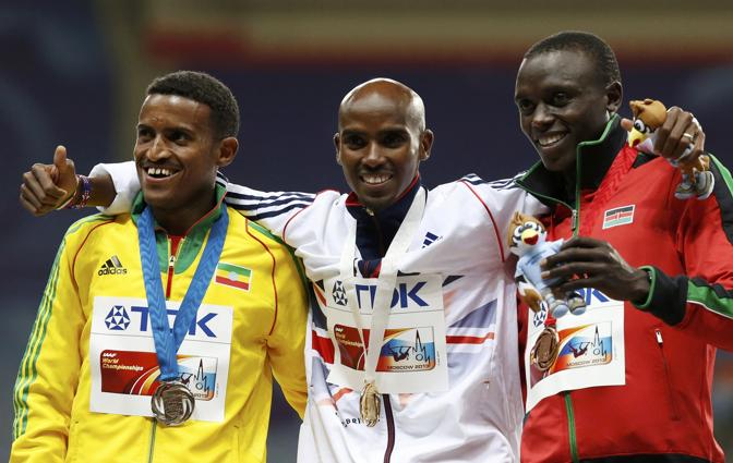 Farah con la medaglia d'argento, l'etiope Gebriwet, e  il terzo classificato, il keniano Koech. Reuters